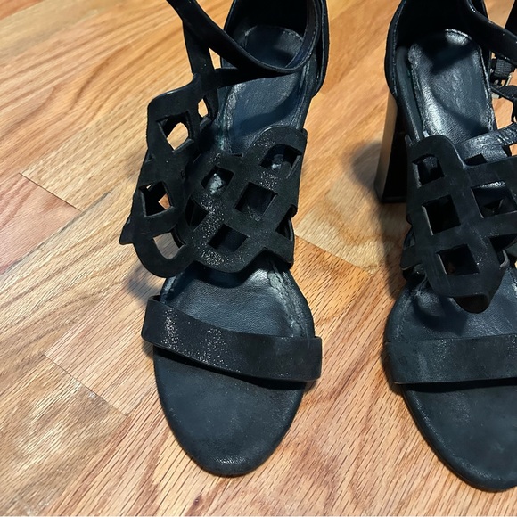 Used black women’s heels - Picture 2 of 7